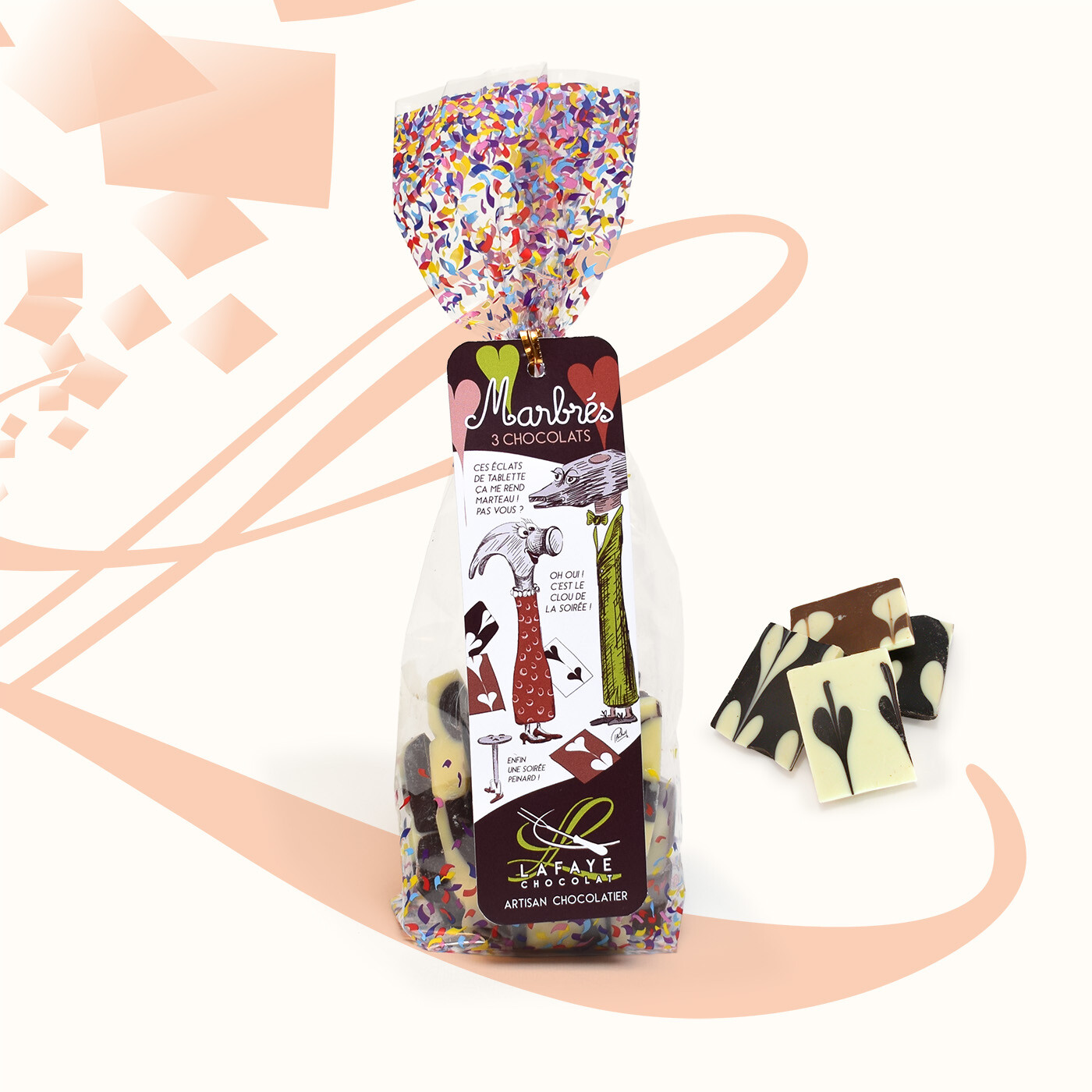 Morceaux de tablettes cassées au chocolat marbré noir, ivoire et au lait