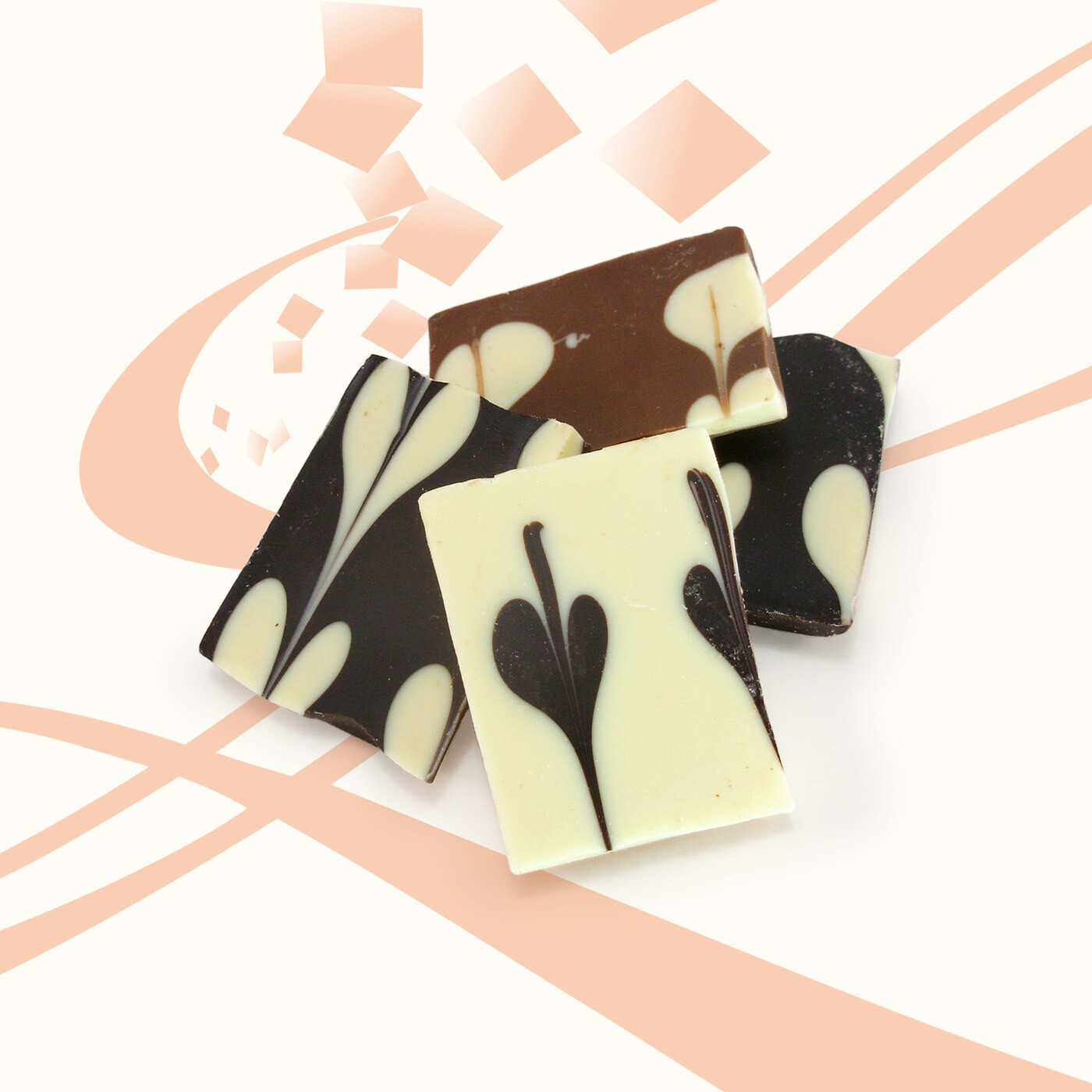 Morceaux de tablettes cassées au chocolat marbré noir, ivoire et au lait