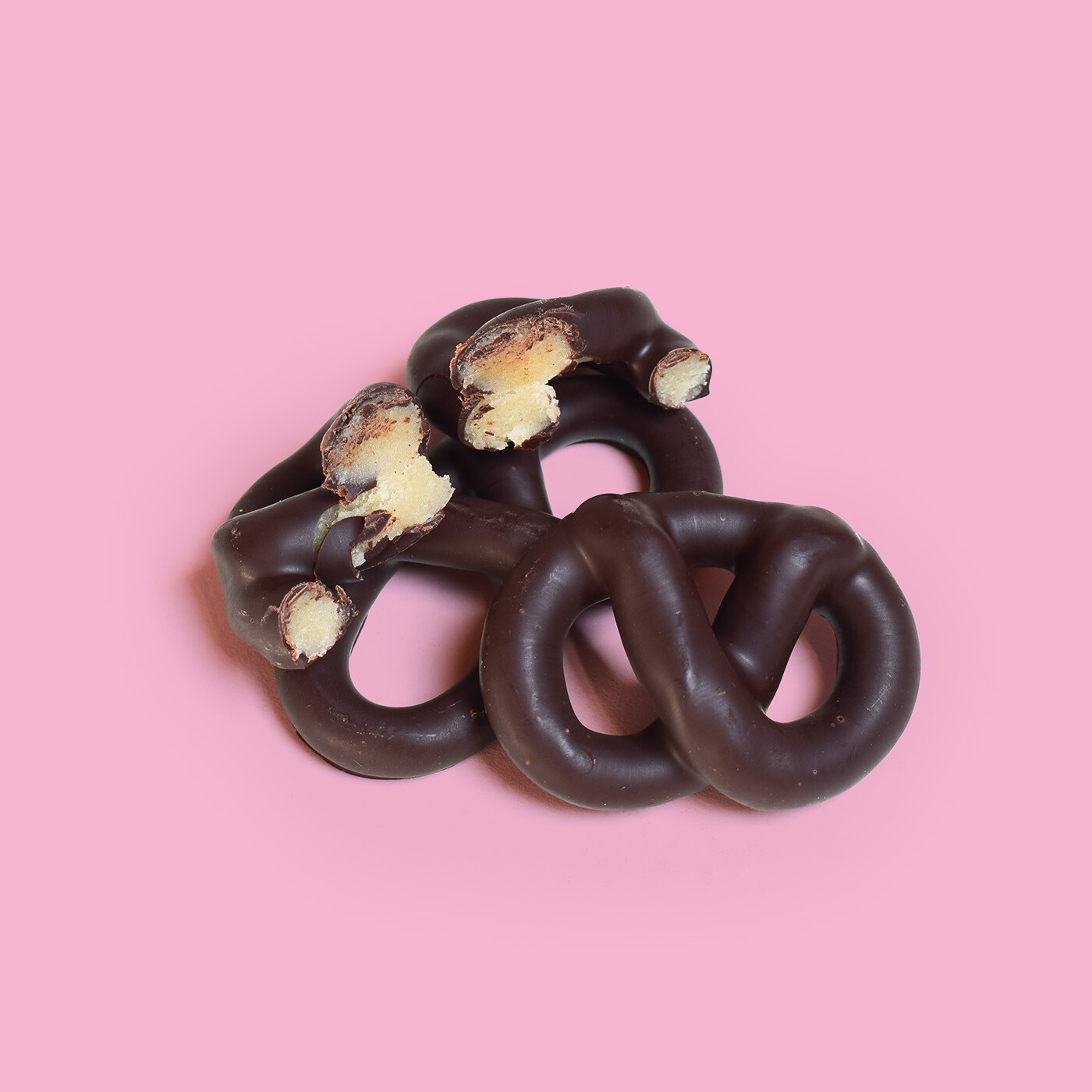 Pretzel chocolat noir et pâte d'amande