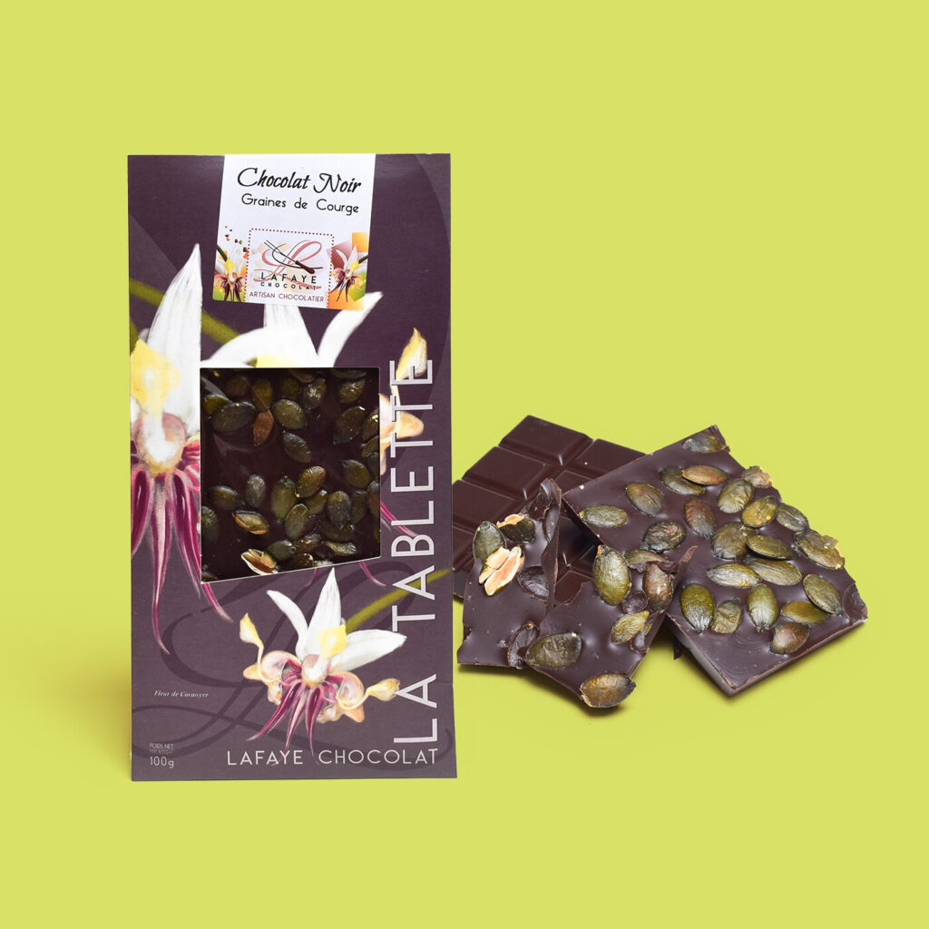 Tablette de chocolat noir parsemée de graines de courge torréfiées