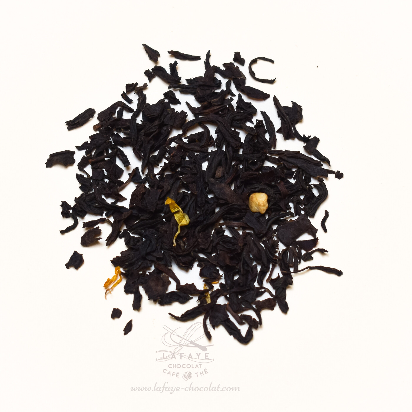 Arc en ciel: thé noir de Chine non fumé aromatisé à l'orange, amande et pêche