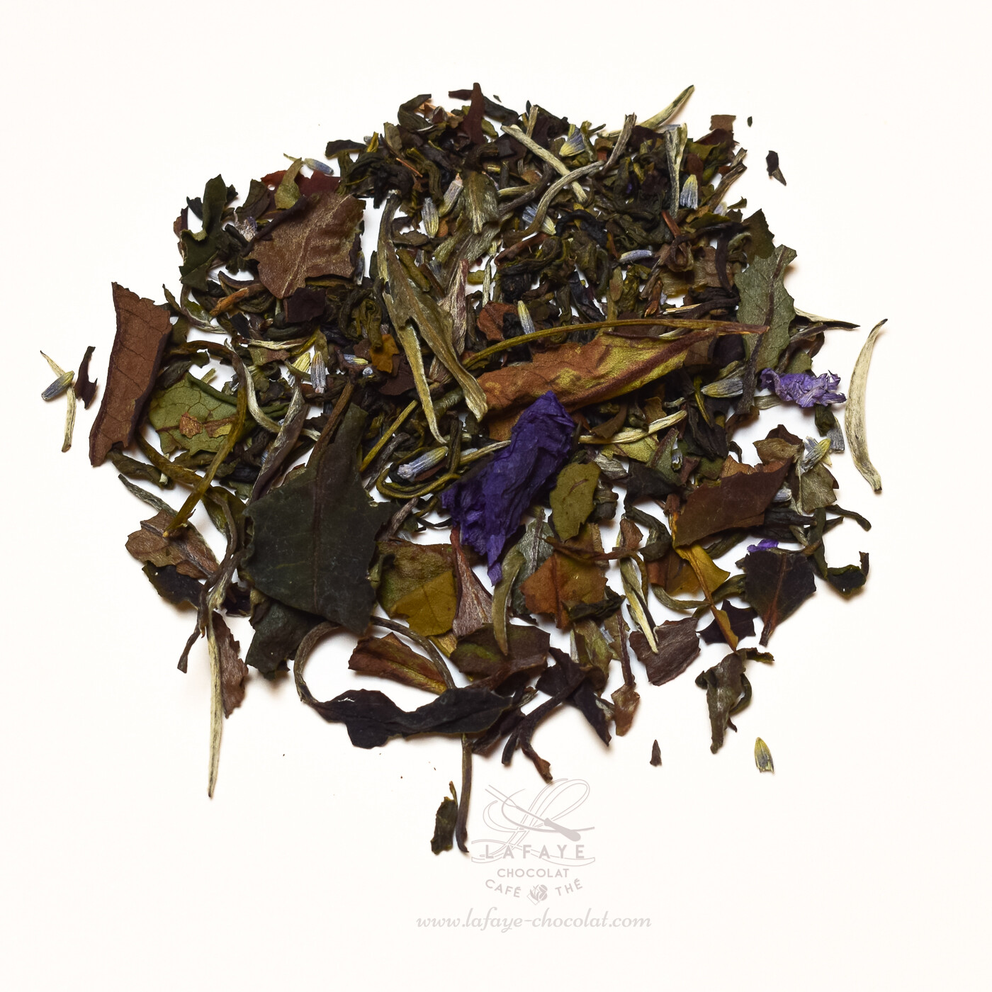 Pêche-lavande: thé blanc et vert, lavande, pêche, mauve, extrait de vanille, arôme naturel de lavande et pêche vendu par Lafaye chocolat.