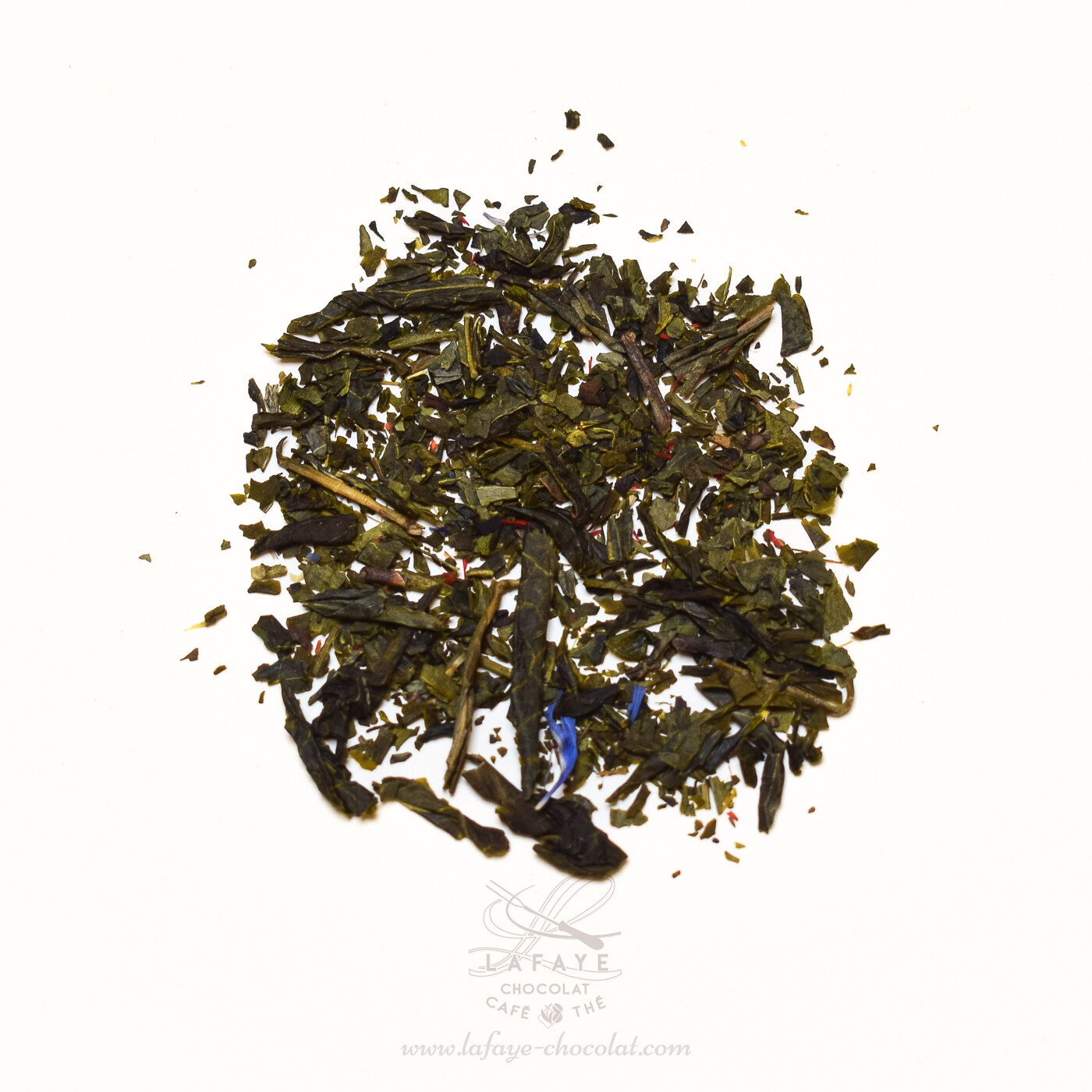 Polynésie: thé vert aromatisé au feijoa, banane, goyave et crème de fraise, avec pétales de fleurs vendu par Lafaye chocolat.