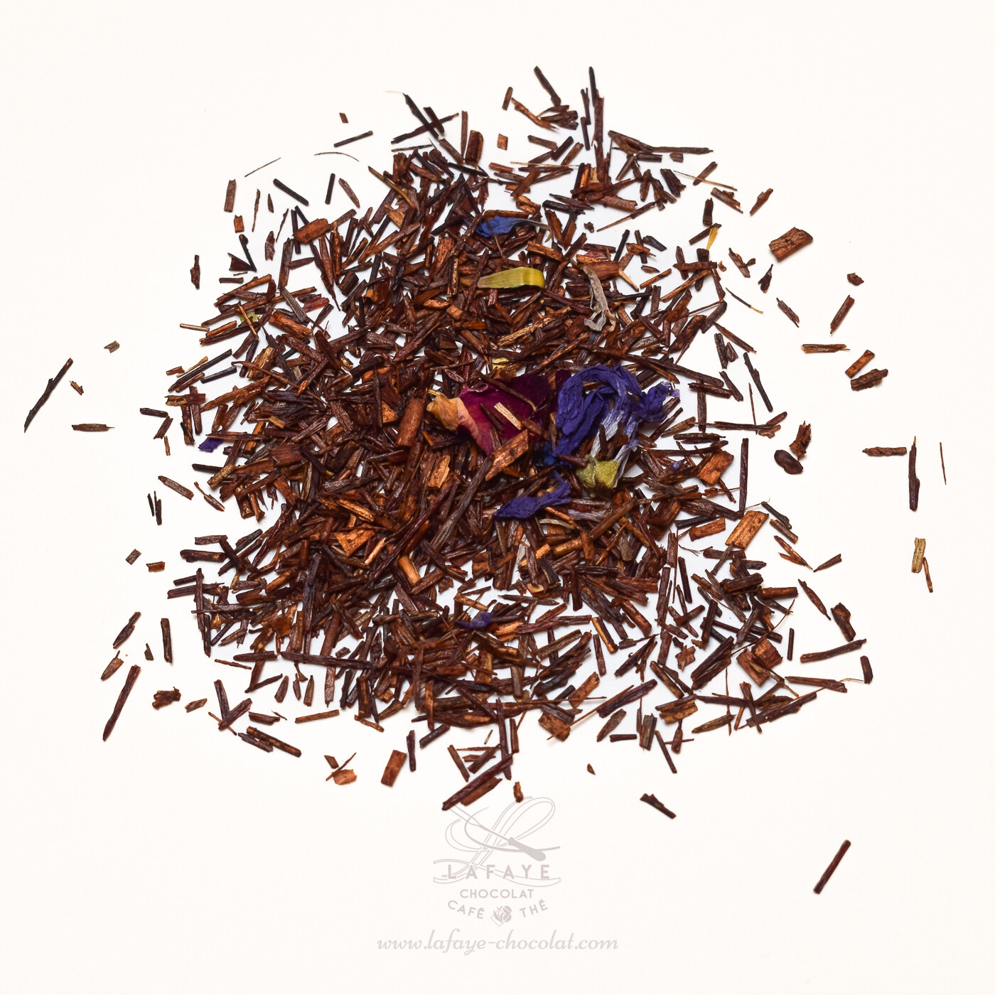 Saga Africa: Rooibos et arômes de fruits exotiques, de pêche et d'orange, agrémenté de pétales de fleurs (rose, souci et bleuet) vendu par Lafaye chocolat.
