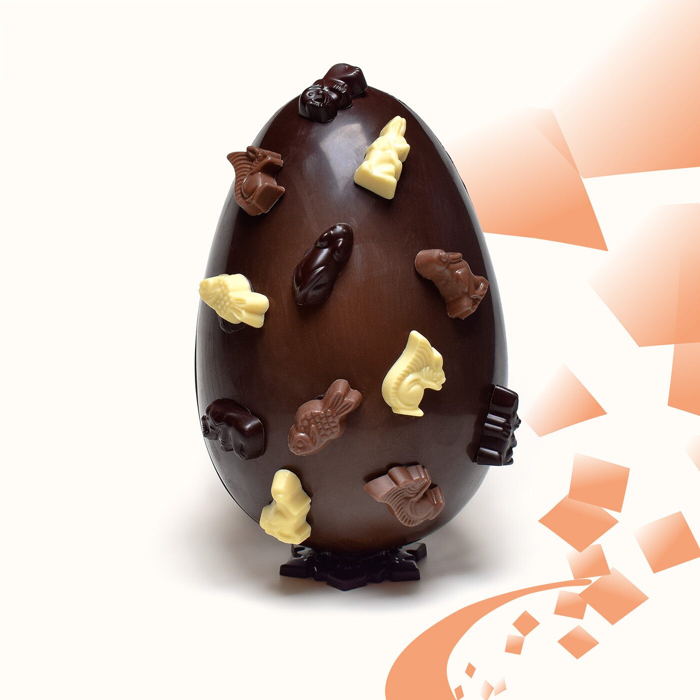 Gros œuf de Pâques décoré en chocolat