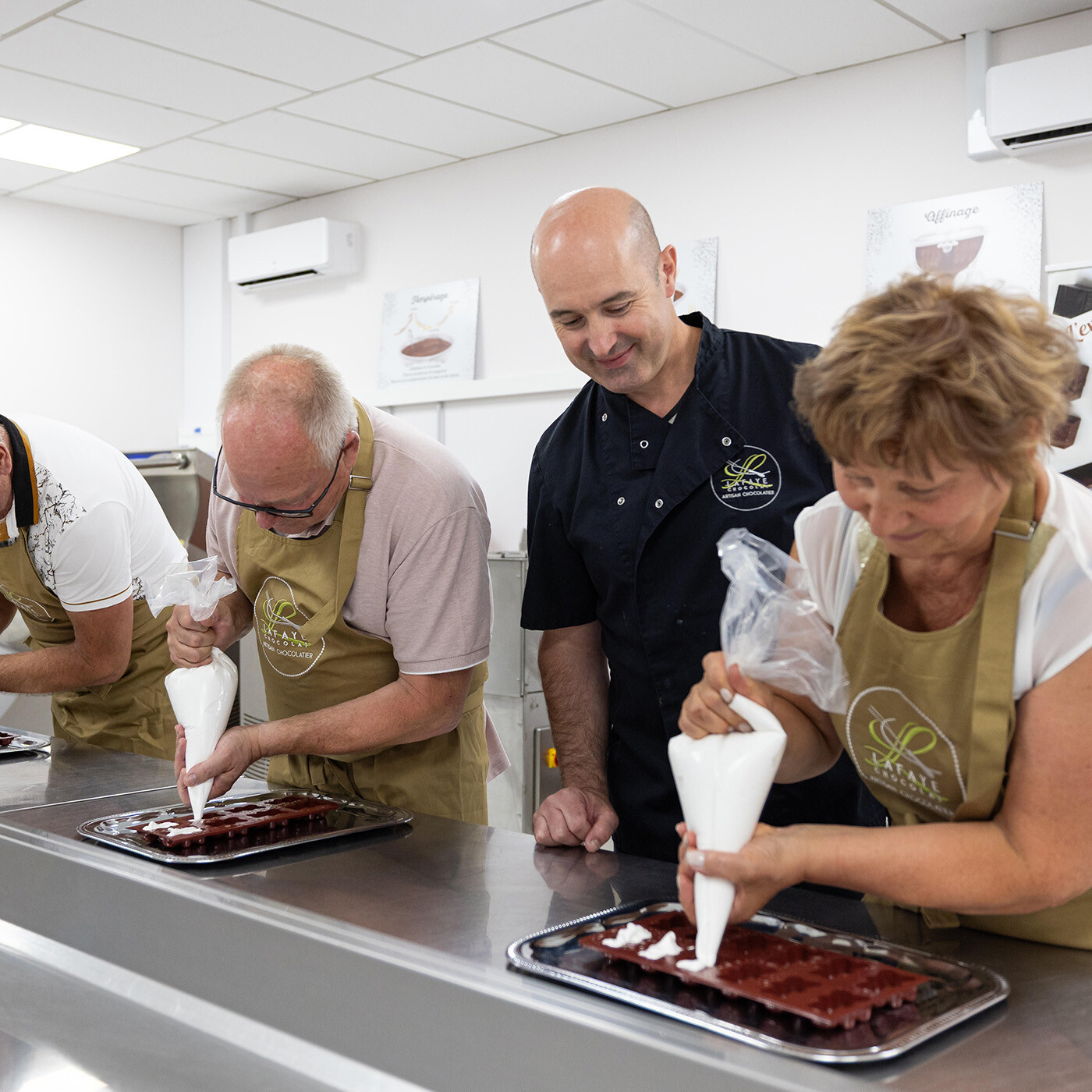 Visite immersive et atelier chocolat chez Lafaye chocolat à Périgueux: le moulage des oursons en guimauve.