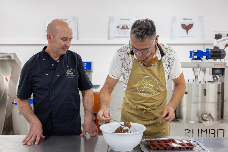 Atelier chocolat chez Lafaye chocolat à Périgueux : enrobage chocolat d'oursons en guimauve.