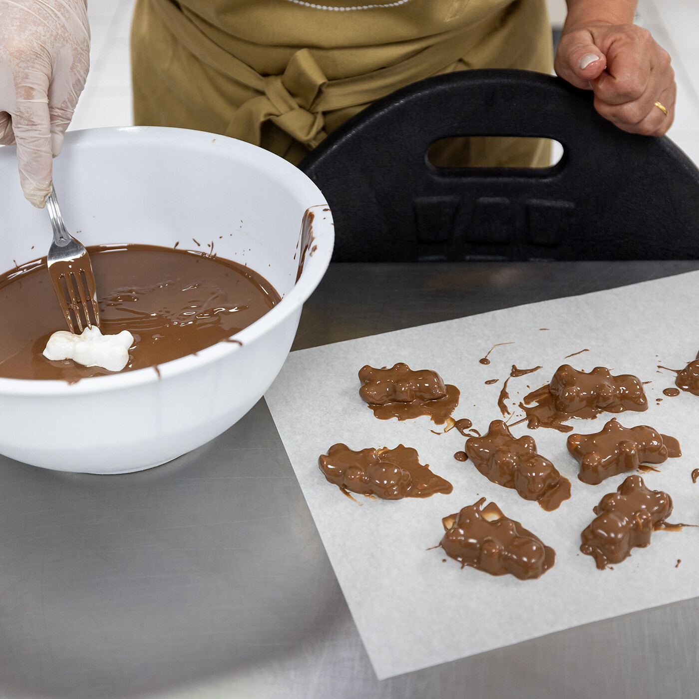 Atelier chocolat chez Lafaye chocolat à Périgueux : enrobage chocolat des oursons en guimauve.